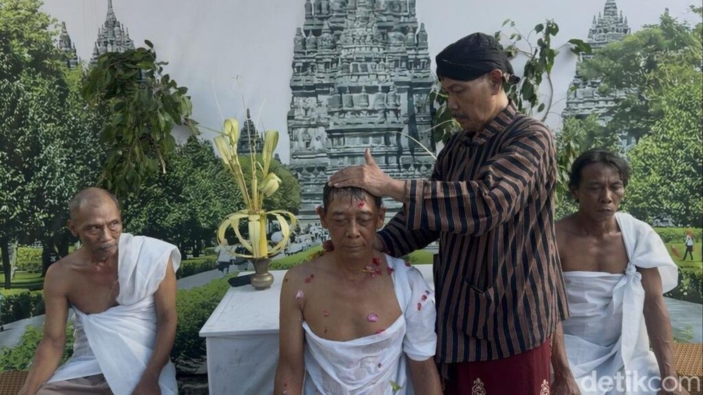 Puluhan Warga Ikuti Ritual Ruwatan Malam 1 Suro di Lasem