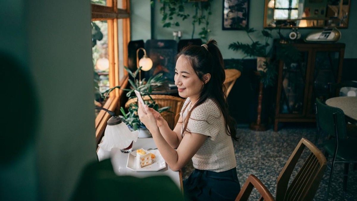 Kenali 11 Karakter Perempuan yang Menyukai Suasana Kafe Tenang