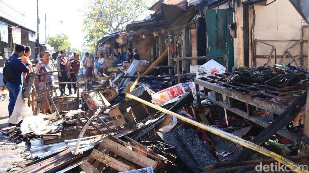Kebakaran Hanguskan Tujuh Kios Pasar Tulikup Gianyar Saat Galungan