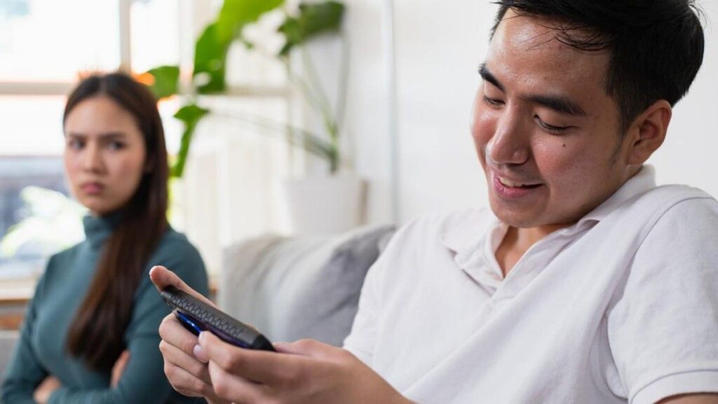 Studi Kaitkan Penggunaan Smartphone dengan Penurunan Angka Kelahiran