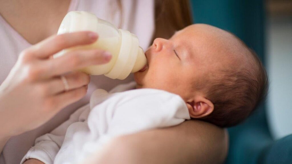 Dokter Bagikan Waktu Tepat Kenalkan Botol Susu pada Bayi ASI