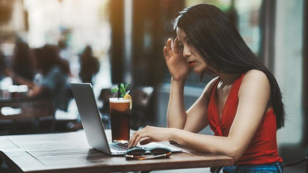 Dokter Ungkap Bahaya Saraf Kejepit Mengintai Pekerja yang Sering Work From Cafe