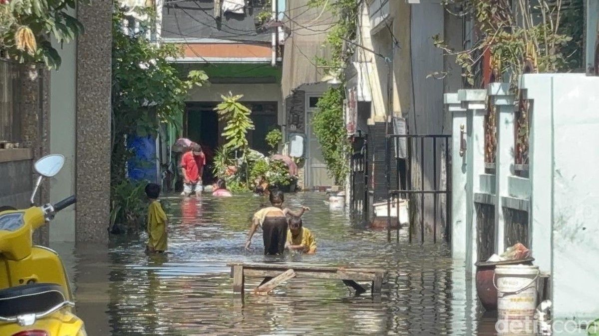 Banjir Rendam Puluhan Titik di Kota Surabaya