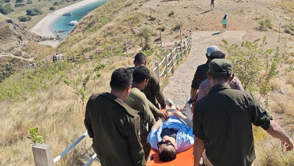 Turis Asal China Kolaps Saat Mendaki Pulau Padar NTT