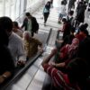 KAI Commuter Tegur Penumpang yang Berlari Lawan Arah di Eskalator