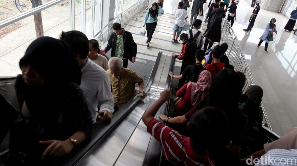 KAI Commuter Tegur Penumpang yang Berlari Lawan Arah di Eskalator