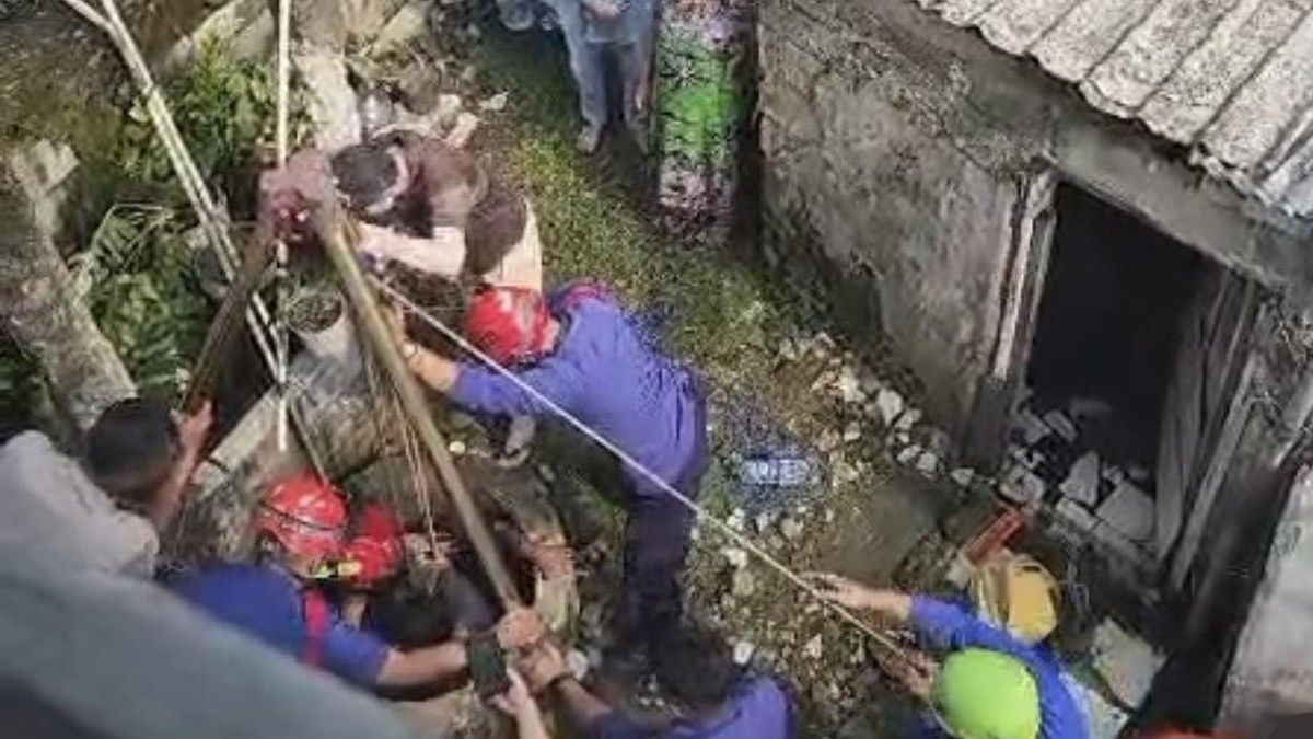 Petugas Damkar Evakuasi Bocah Terperosok Sumur di Cilodong Depok