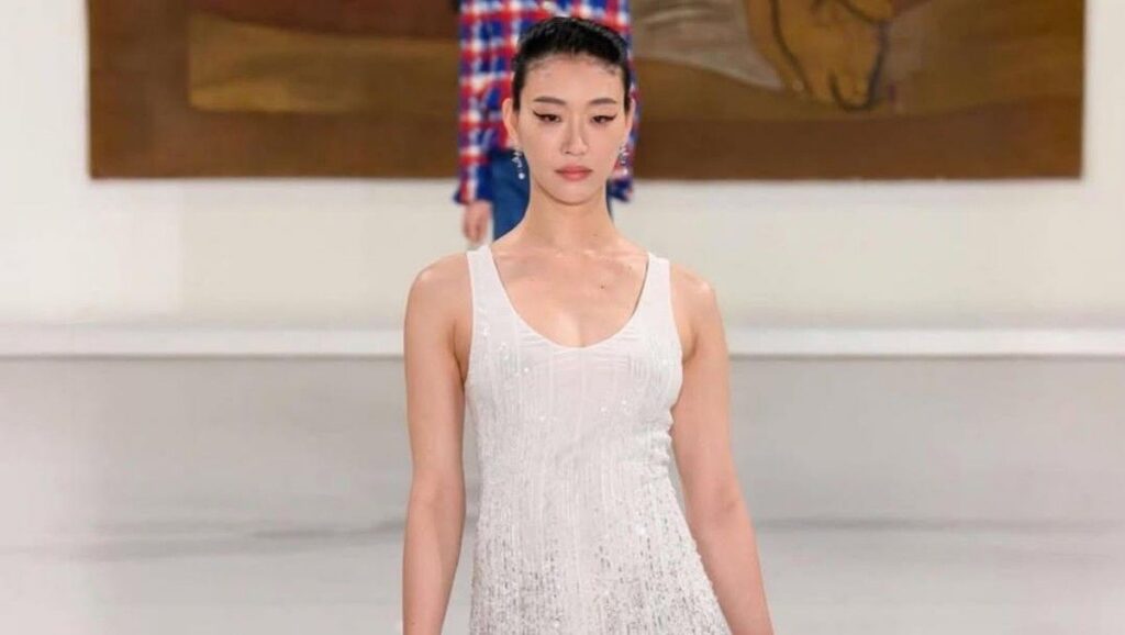Sora Choi Pamerkan Kehamilan di Runway Chanel Seoul