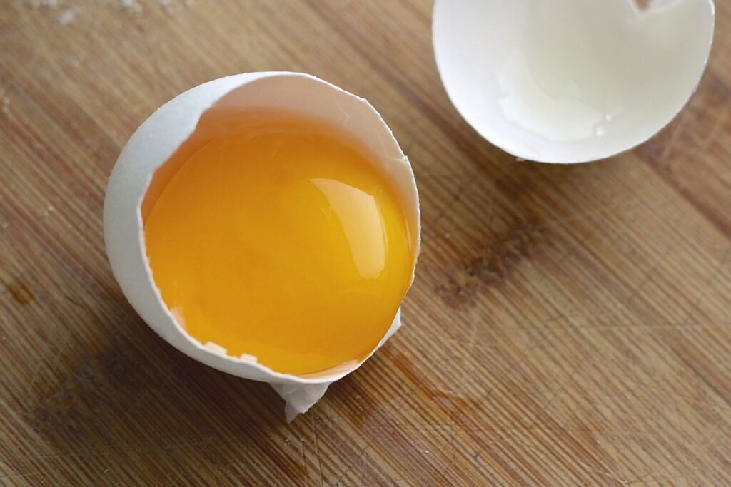 Pigmen Astaxanthin Mengubah Warna Kuning Telur Menjadi Oranye