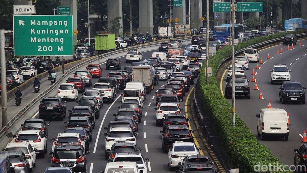 Pekerjaan Jalan dan Volume Kendaraan Hambat Jalur Tol Jakarta