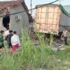 Truk Seruduk Dua Warung di Cirebon Mengakibatkan Satu Orang Tewas