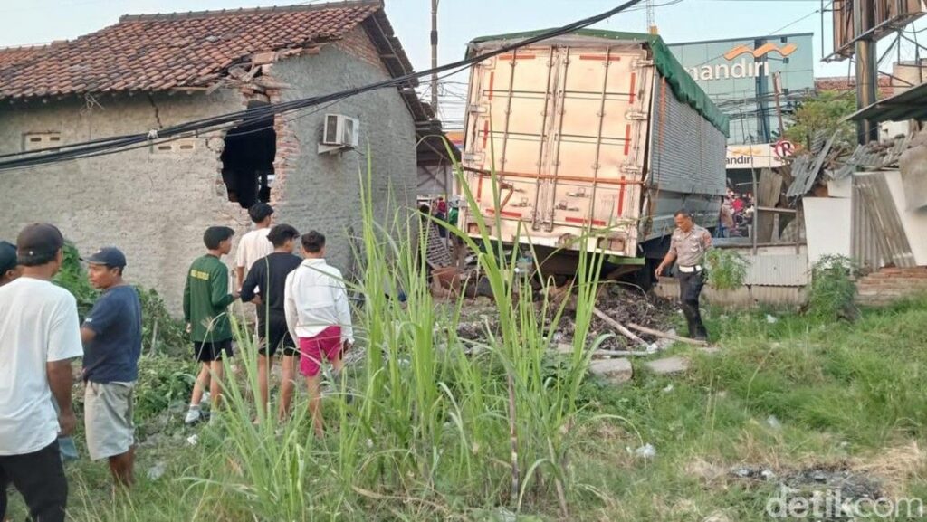 Truk Seruduk Dua Warung di Cirebon Mengakibatkan Satu Orang Tewas