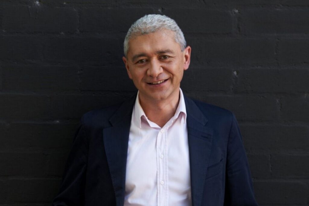 John Godfrey Mundur dari Jabatan Kepala Komisioning SBS Australia
