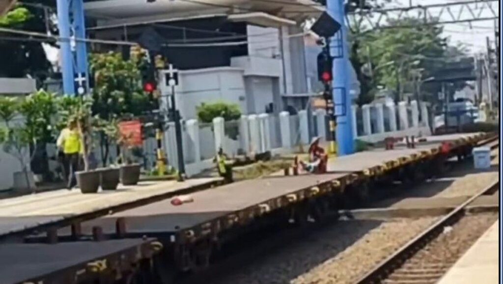 KAI Daop 1 Jakarta Amankan Pria yang Menumpang Kereta Barang