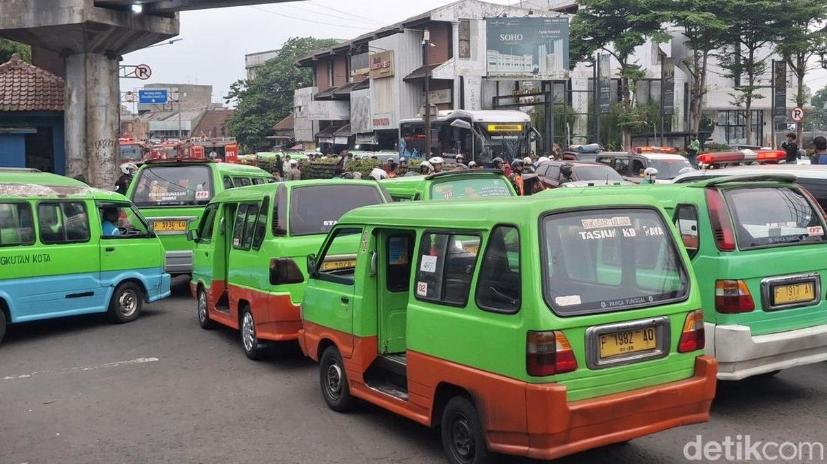 Sopir Angkot Demo Dishub Bogor Tuntut Penonaktifan Bus Stop