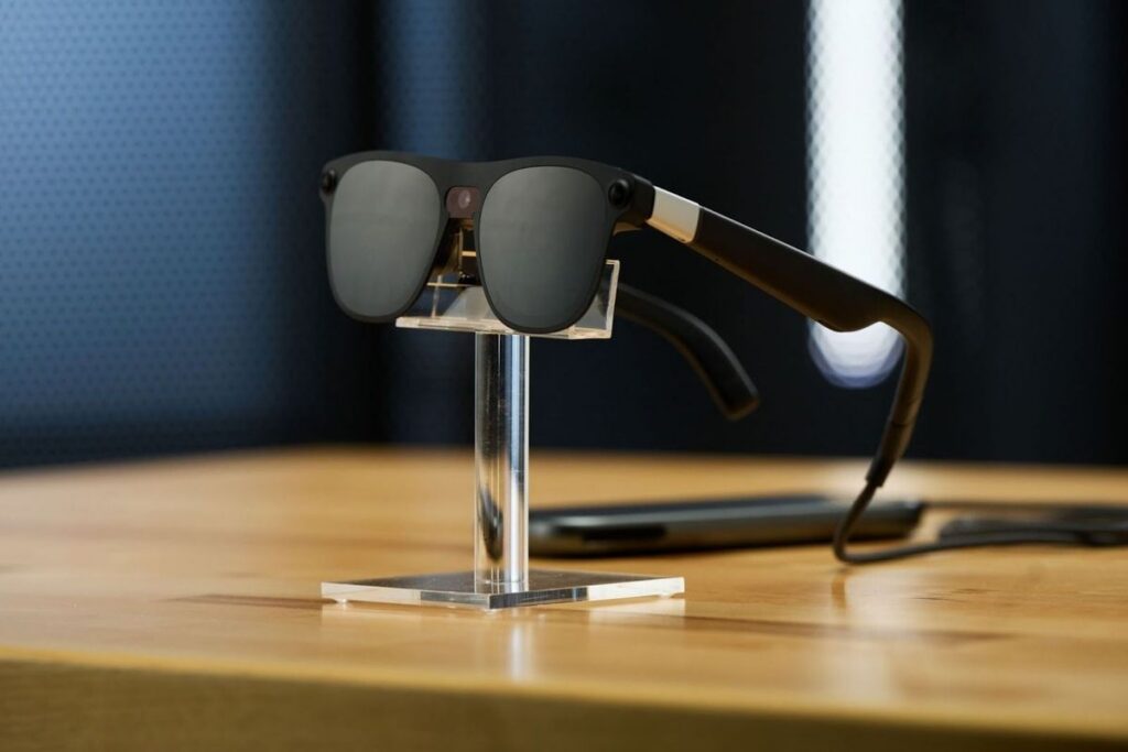 XREAL Luncurkan Kacamata AR Aura Berteknologi Snapdragon Reality Elite