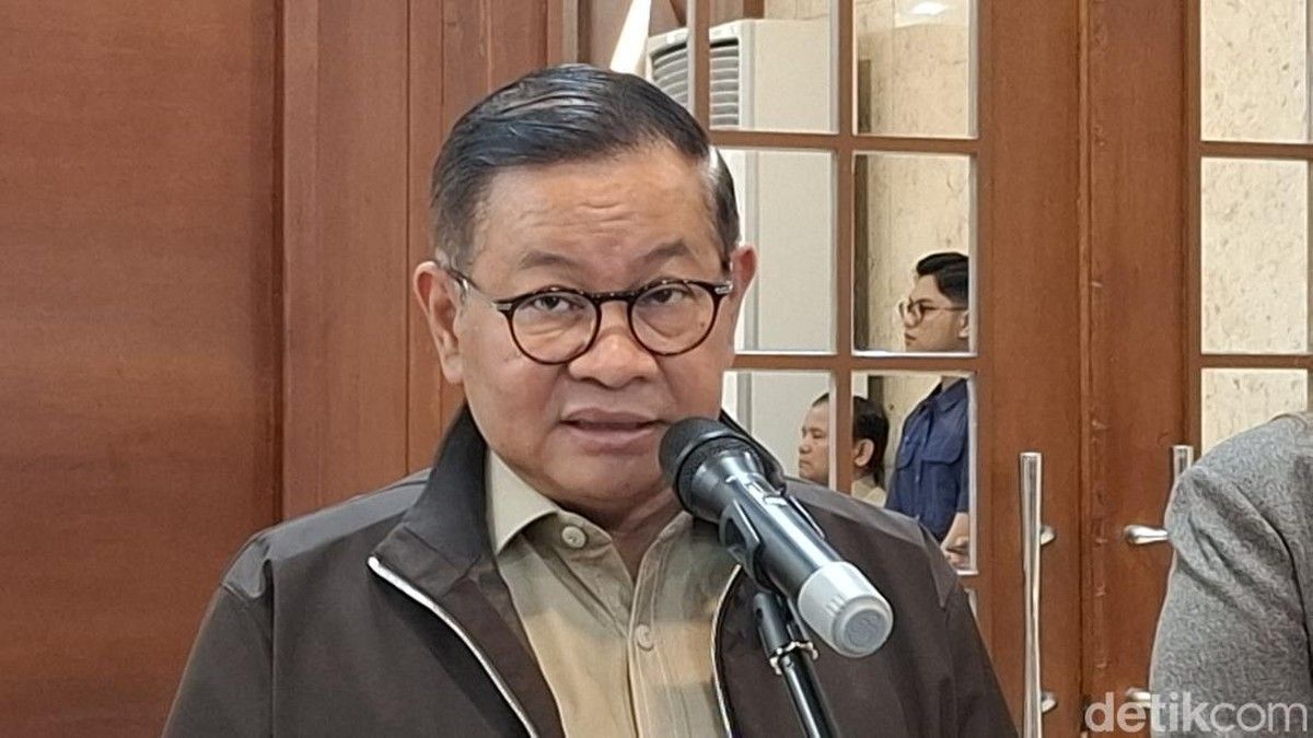 Pramono Anung Bersihkan Tumpukan Sampah Muara Angke
