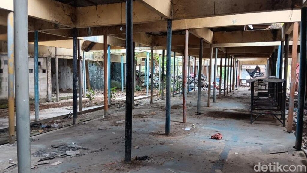 Pasar Padurenan Baru Bekasi Terbengkalai dan Menjadi Tempat Pembuangan Sampah