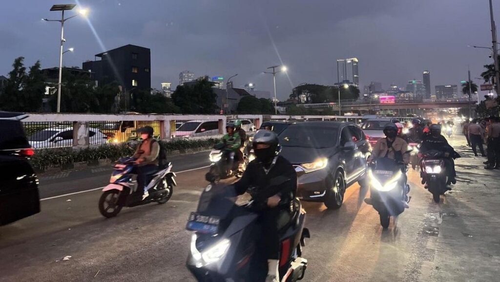 Massa Demo Mahasiswa di Depan Gedung DPR RI Bubarkan Diri