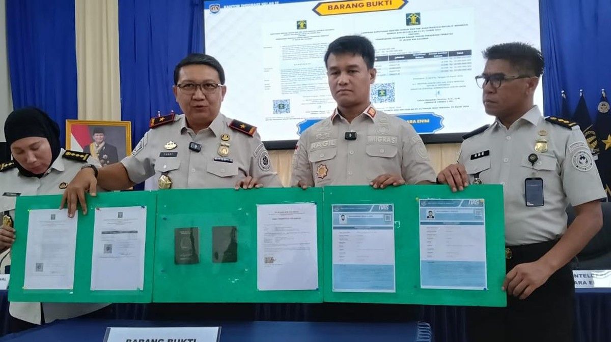 Imigrasi Muara Enim Mendeportasi Dua WNA Pakistan Akibat Pemalsuan Data