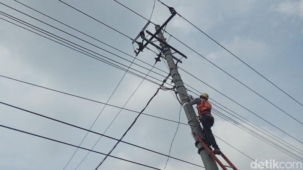 Mengenal Ciri Tiang Listrik PLN untuk Bedakan dari Utilitas Lain