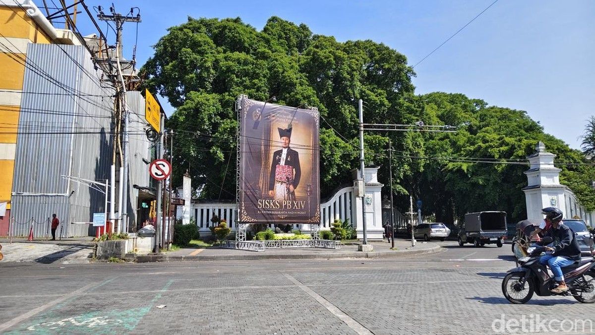 Lembaga Dewan Adat Pasang Baliho Raja Baru Keraton Solo