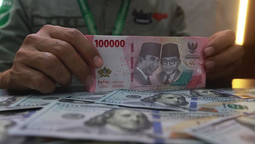 Rupiah Dekati Rp18.000 per Dolar AS Akibat Tekanan Global dan Domestik