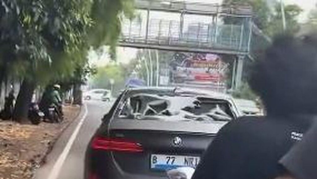 Mobil Listrik BMW Tabrak Pemotor dan Diamuk Warga di Jakbar