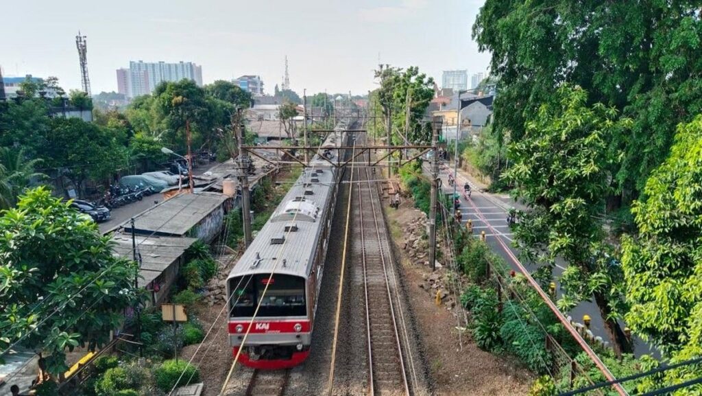 Kebakaran Permukiman Cideng Hambat Perjalanan Lima KRL Tanah Abang