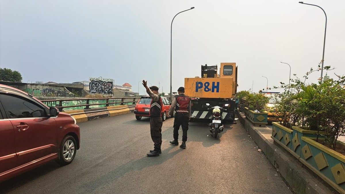 Crane Mogok Picu Kemacetan di Flyover Ciputat Tangerang Selatan
