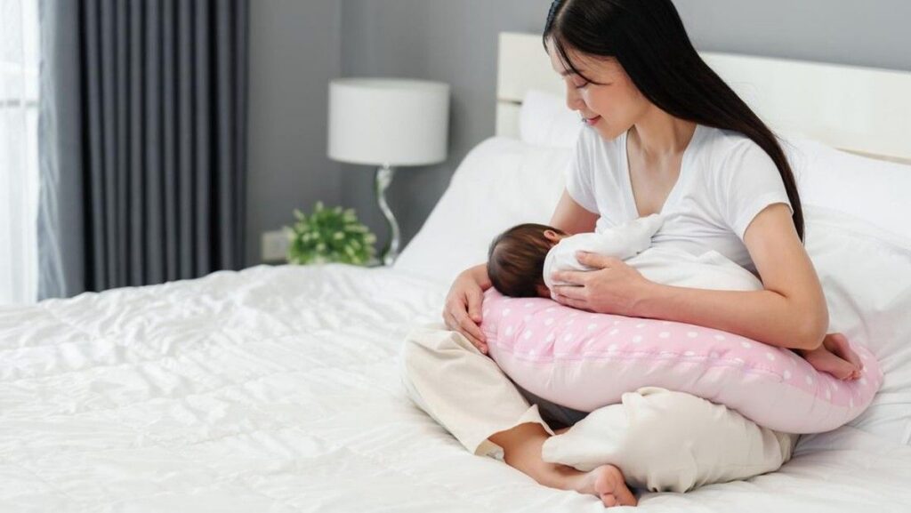 7 Bantal Menyusui Multifungsi Terbaik yang Bagus dan Nyaman