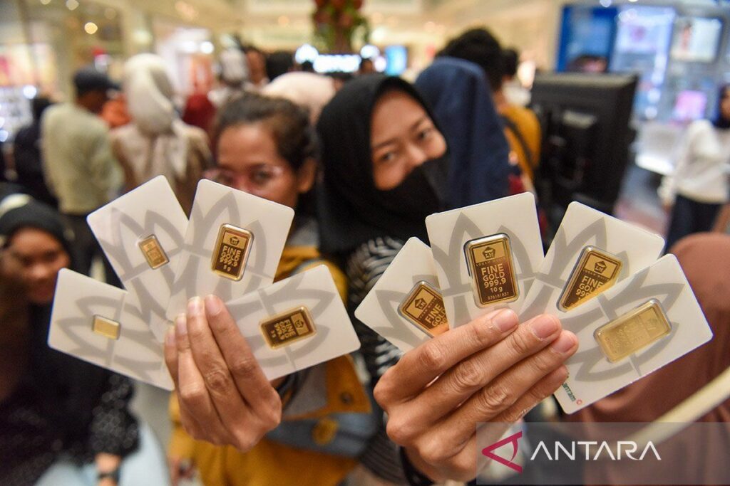 PT Antam Tbk Menurunkan Harga Emas Batangan Menjadi Rp2.689.000