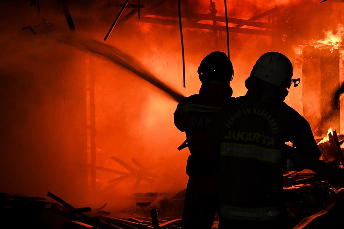 Petugas Gulkarmat Padamkan Kebakaran Toko Material di Setiabudi