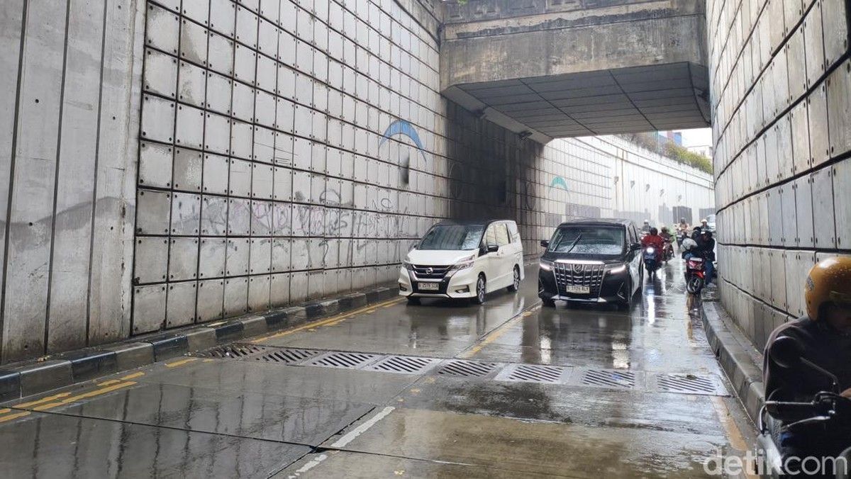 Kondisi Underpass Pasar Minggu Jakarta Selatan Picu Pemotor Terjatuh
