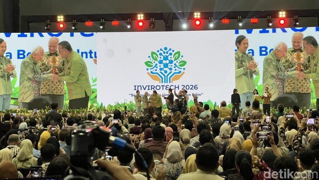 Emil Salim Terima Penghargaan Kalpataru dan Ingatkan Menteri Jaga Laut