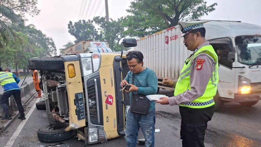 Mobil Boks Terguling di Jalan Raya Daan Mogot Jakarta Barat