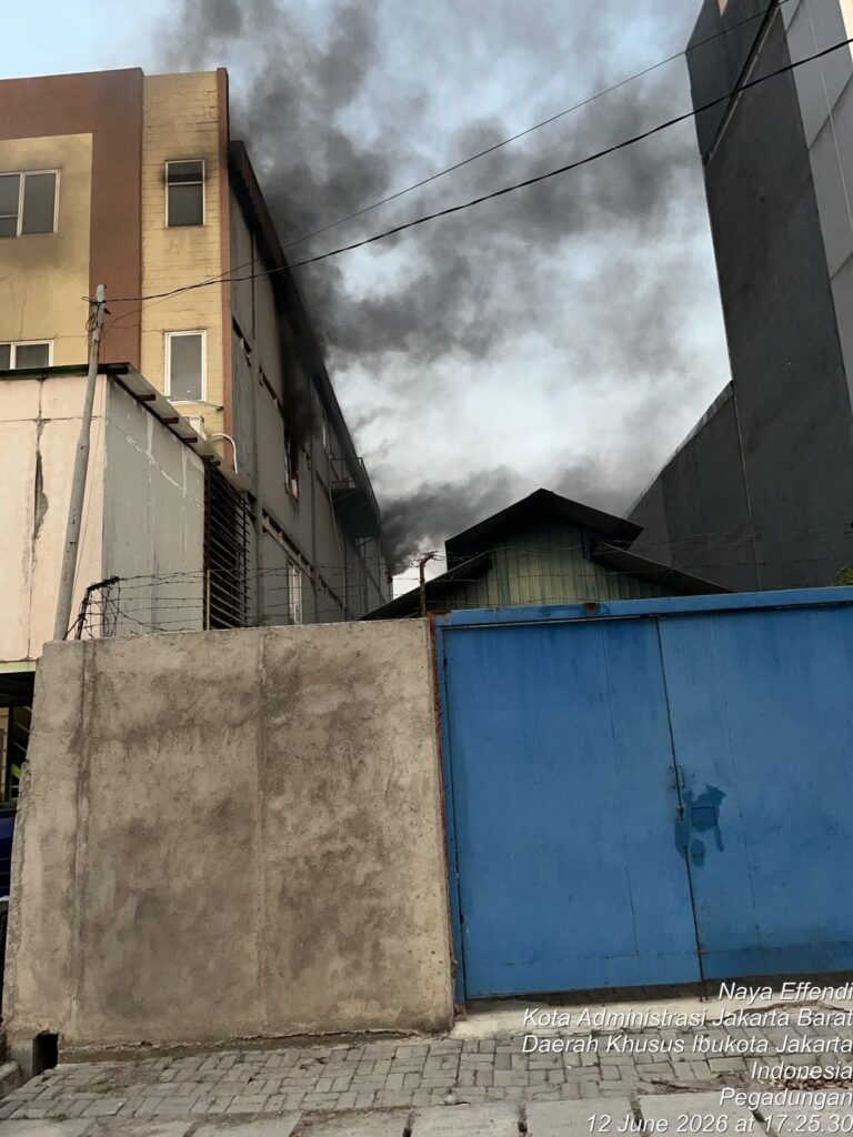 Gudang di Kalideres Terbakar Sembilan Puluh Lima Personel Damkar Diterjunkan
