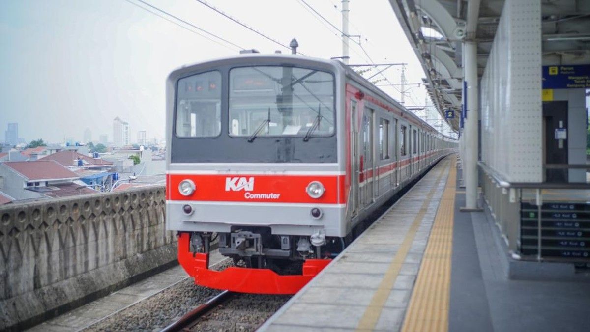 Kebakaran Permukiman Hambat Perjalanan KRL Tanah Abang menuju Duri