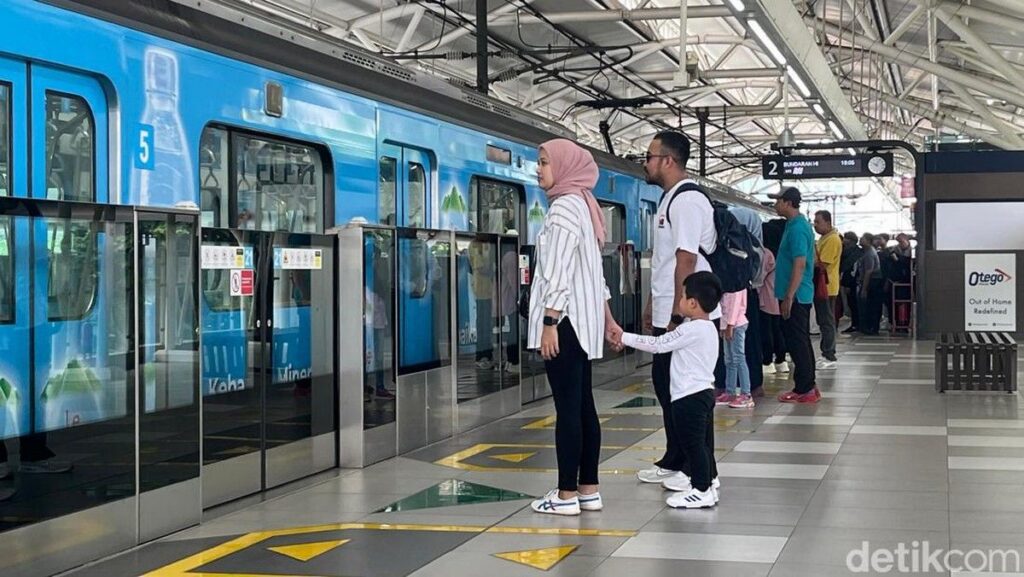 MRT Jakarta Tutup Sementara Akses Masuk Stasiun Bundaran HI dan Dukuh Atas akibat Demo