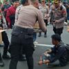 Polisi Bagikan Air Mineral dan Roti ke Massa Aksi di Monas
