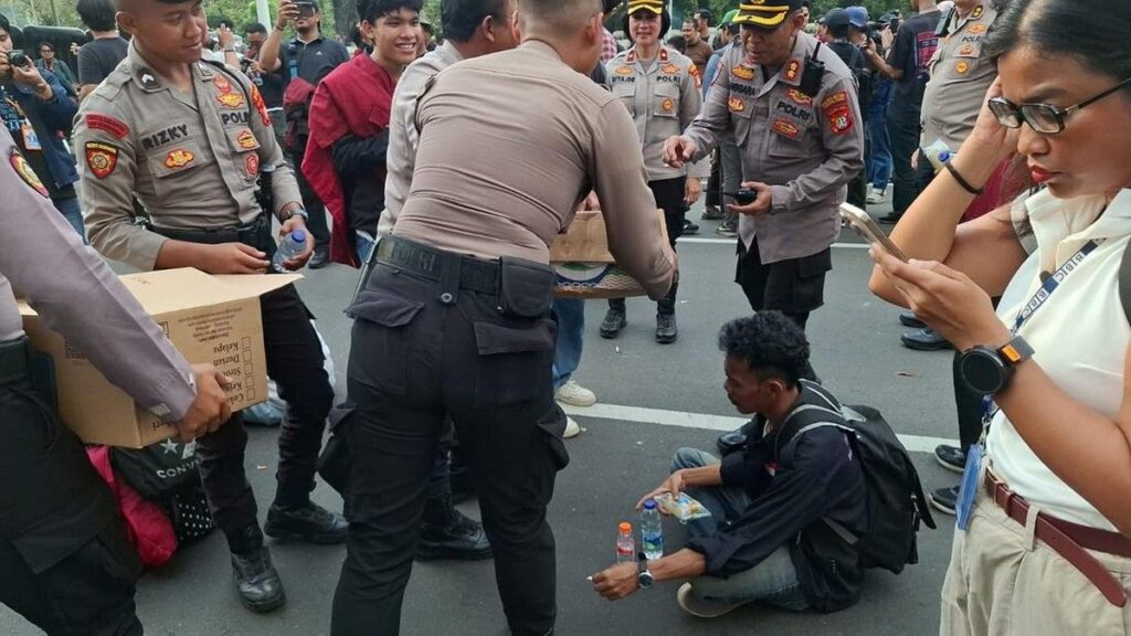 Polisi Bagikan Air Mineral dan Roti ke Massa Aksi di Monas