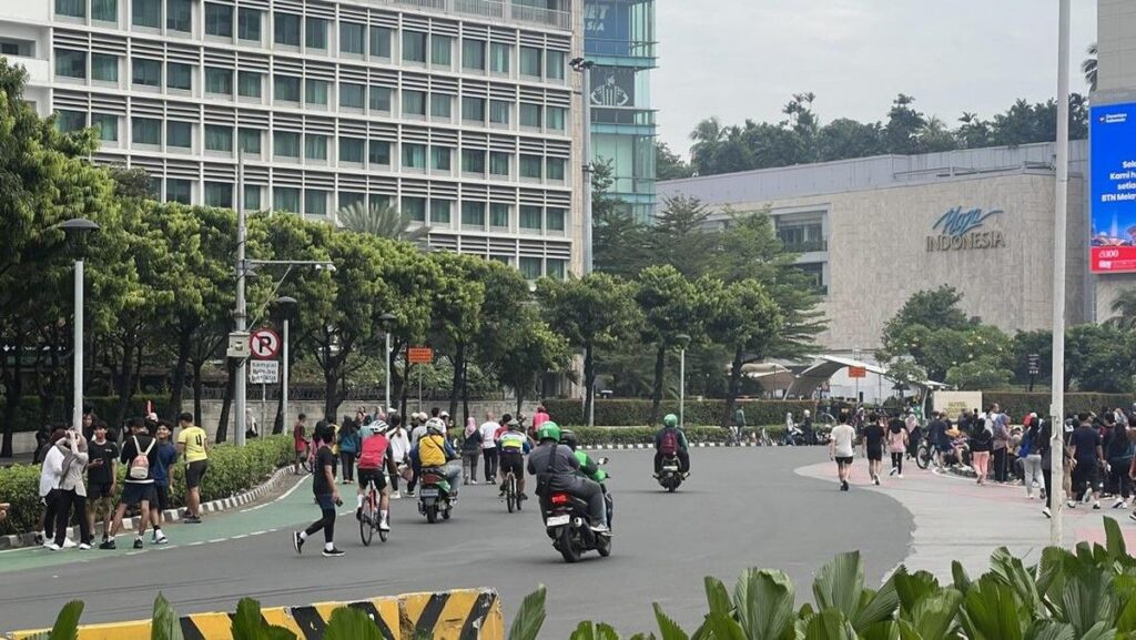 Warga Jakarta Tetap Padati Bundaran HI Meski CFD Ditiadakan