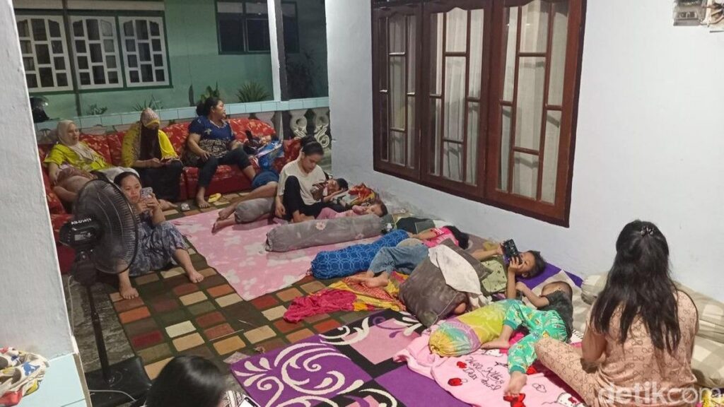 Warga Palu Mengungsi ke Halaman Rumah Akibat Gempa Magnitudo 6,7