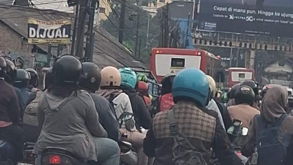 Bus TransJakarta Rusak Picu Kemacetan Panjang di Ciputat