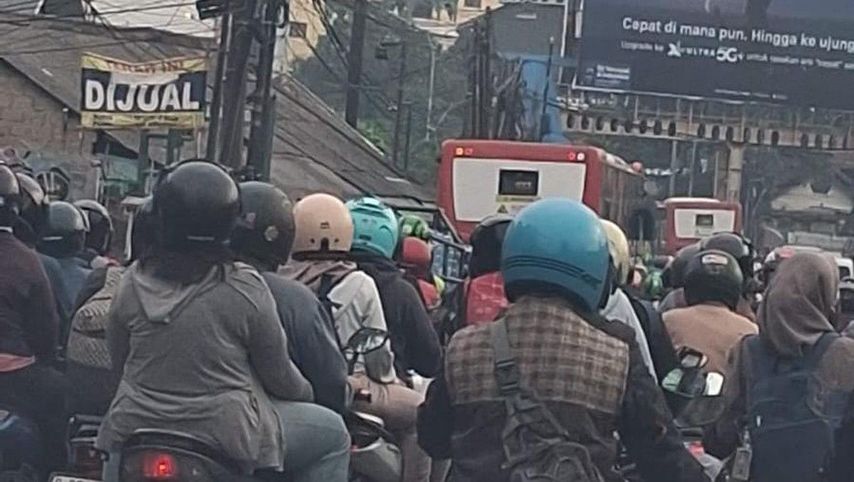 Bus TransJakarta Rusak Picu Kemacetan Panjang di Ciputat