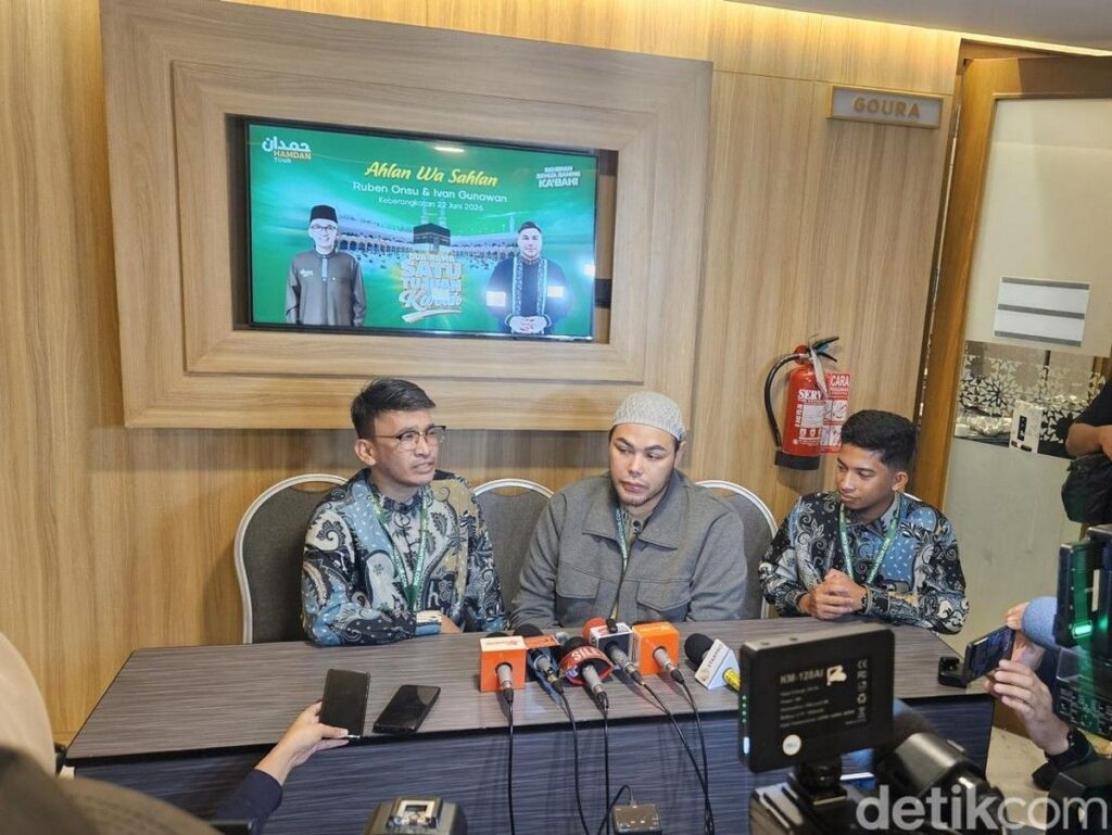 Ruben Onsu dan Ivan Gunawan Berangkat Umrah ke Arab Saudi