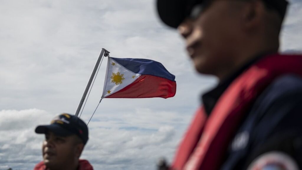Filipina Desak China Singkirkan Struktur Terapung di Scarborough Shoal