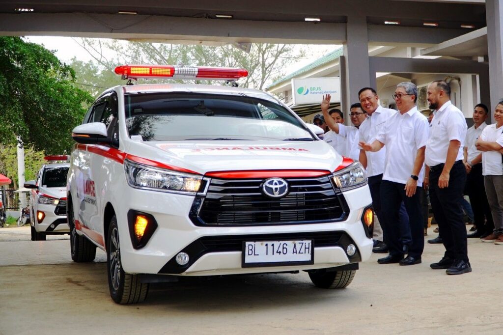 Toyota Serahkan Tiga Ambulans Kijang Innova ke RSUD Muda Sedia
