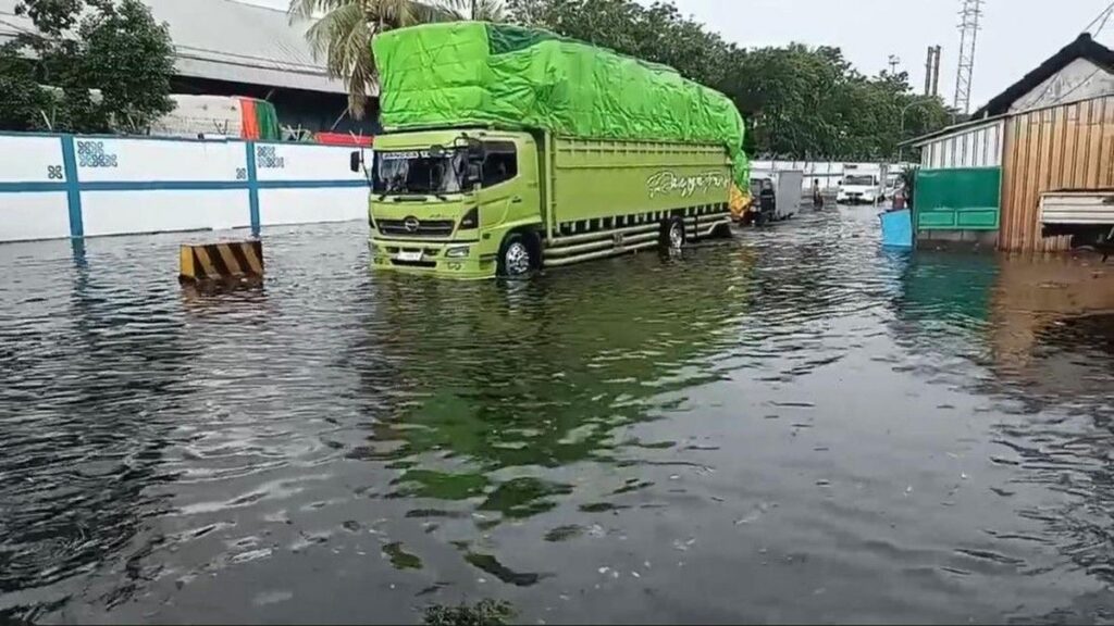 Hujan Deras dan Air Laut Pasang Rendam 17 Wilayah Surabaya