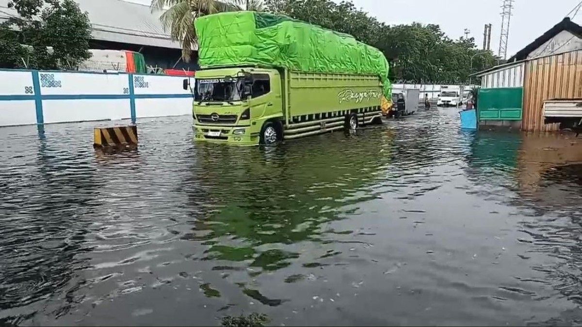 Hujan Deras dan Air Laut Pasang Rendam 17 Wilayah Surabaya